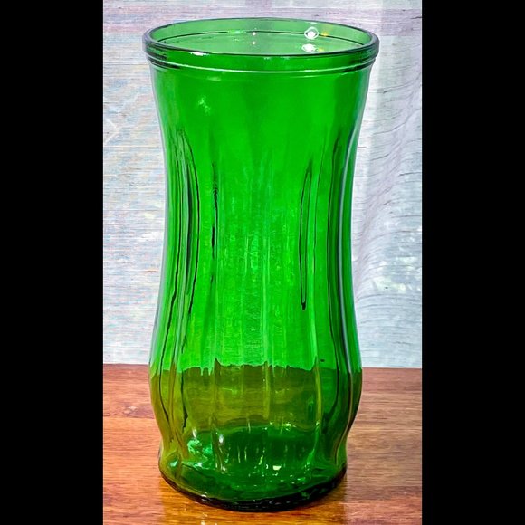 ▪️VTG▪️Curved Beveled Green Glass Vase - Picture 2 of 5